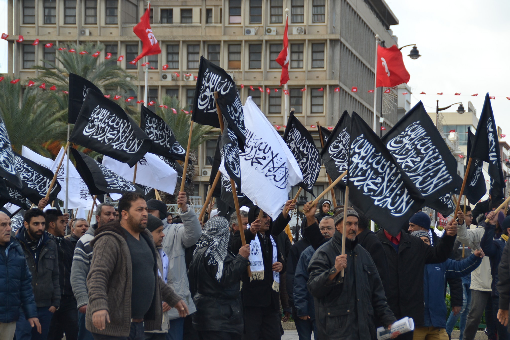 رايات حزب التحرير تجوب شارع الحبيب بورقيبة في الذكرى الثامنة للثورة حلقة وصل